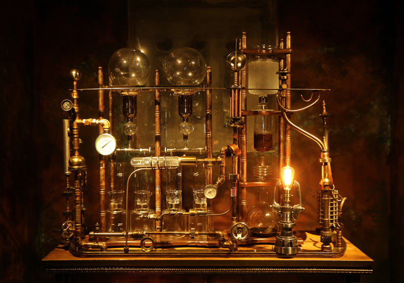 放置在金庫內的蒸氣龐克風格冰滴咖啡機,「金庫百年咖啡」成為咖啡廳的招牌。