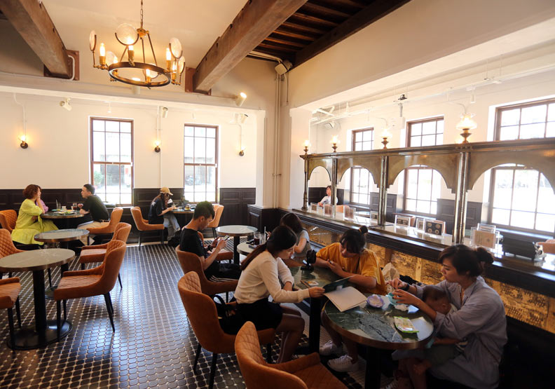 新濱˙駅前咖啡廳一角。