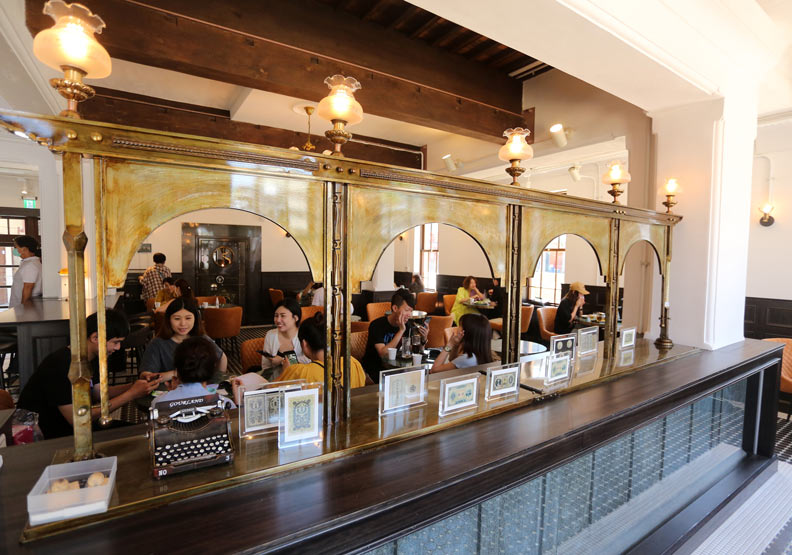 在櫃檯殘跡加裝保護板,保留老行庫的空間感。