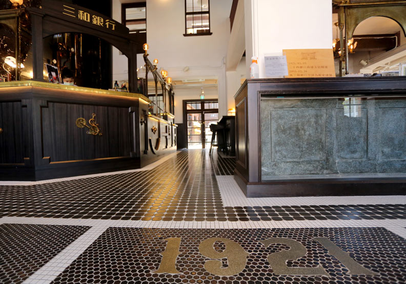 咖啡廳的地磚為小口磚,呈現當時工業化的風格。