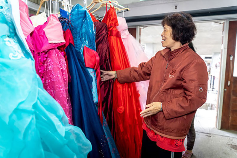 媽媽住民開心地挑選禮服款式。