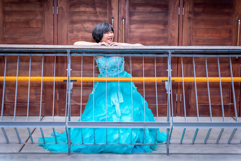 住民資媽在攝影師的引導下擺出專業姿勢。