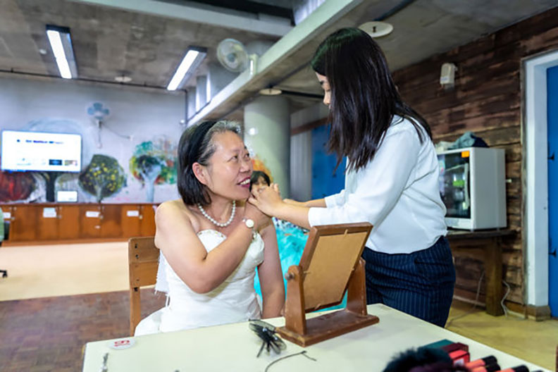 防疫期間人手不足,企劃石淑燕親自上陣打點住民妝髮。