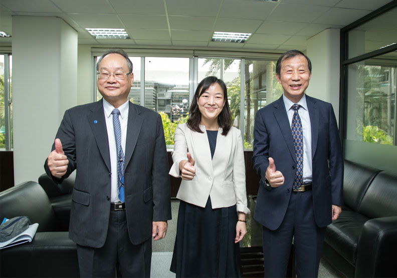 左起為寶成工業董事長詹陸銘、寶成國際集團執行長蔡佩君、寶勝國際董事會主席吳邦治。黃菁慧攝