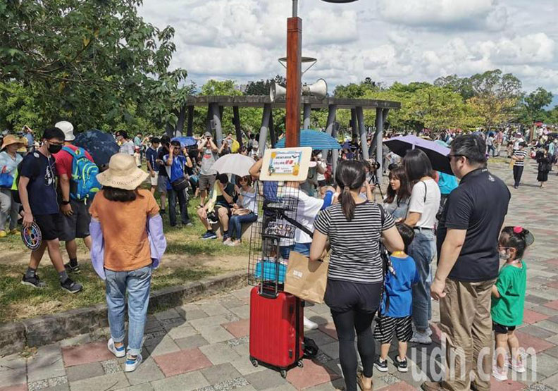 嘉義市各個觀測點都擠滿人潮。聯合新聞網提供