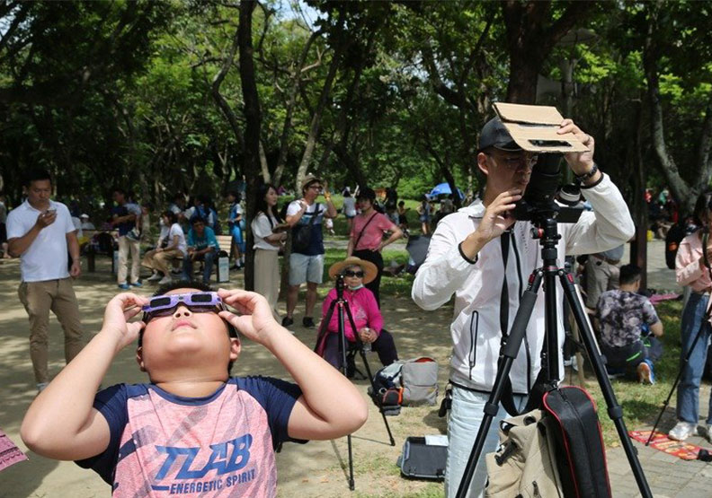 民眾在嘉義北香湖公園等待觀測日環食。聯合新聞網提供