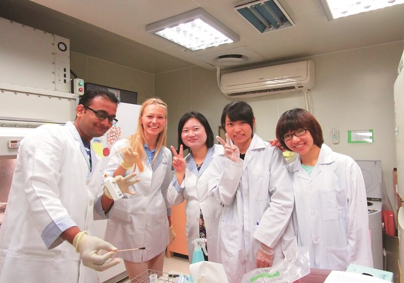 圖 / 長庚大學新興病毒感染研究中心是國內首屈一指的病毒研究單位，帶動醫學院實務教學與國際交流，是我國科技防疫人才的搖籃。