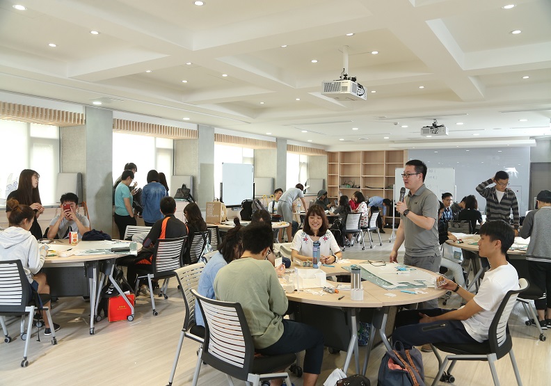 擁有500坪空間的跨領域學院，時常舉辦各式的師生交流活動，此為「設計思考」課程的現況