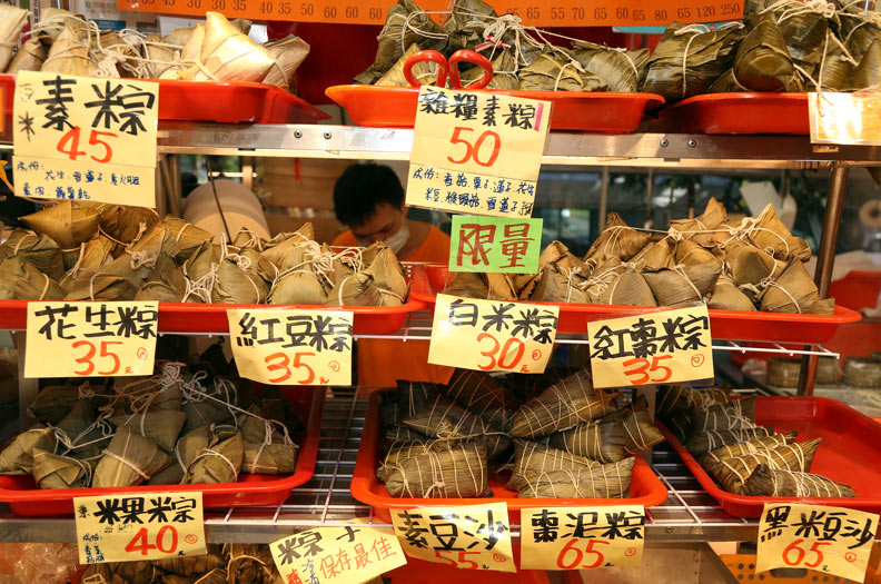 想知道哪家粽子好吃,不妨參考黃文俊的評鑑。張智傑攝