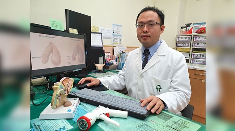 耕莘醫院泌尿科主治醫師黃旭澤指出,如果包皮可以順利推下來,露出龜頭以便清洗,就不一定要割包皮,若包皮開口較窄,難以清潔時,就會建議動手術將包皮割除;黃旭澤醫師提供。