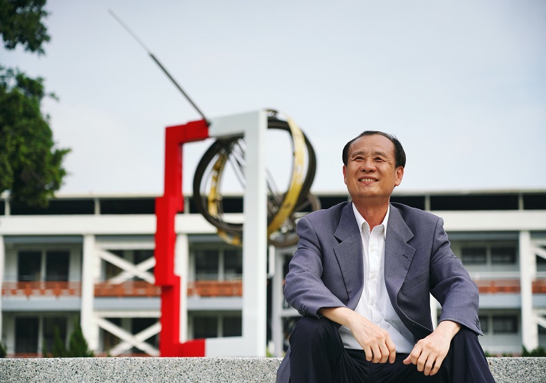 南臺科技大學校長盧燈茂致力實踐「以學生為中心」的辦學理念。