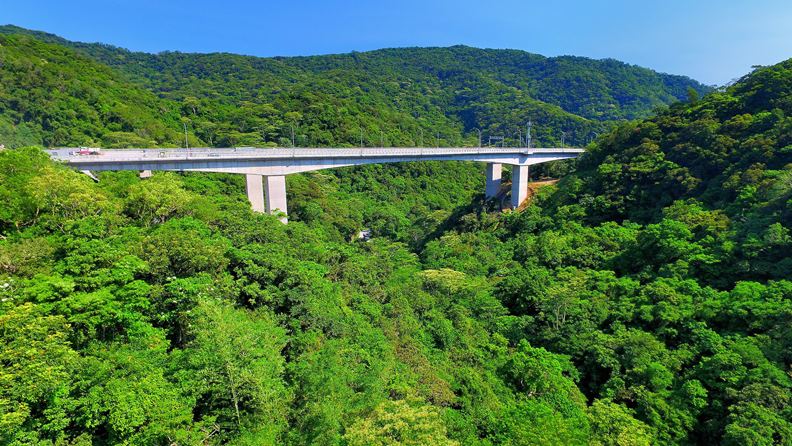 跨越東部山林的南迴改。王富生提供