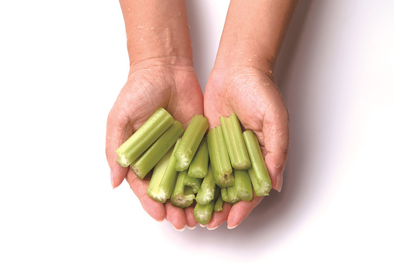 雙手捧芹菜段≒100公克。