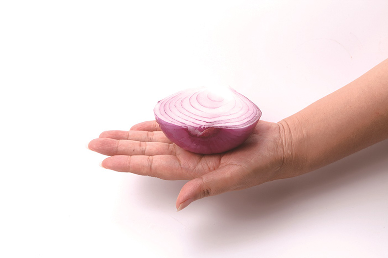 手心可托住半個洋蔥≒80公克。