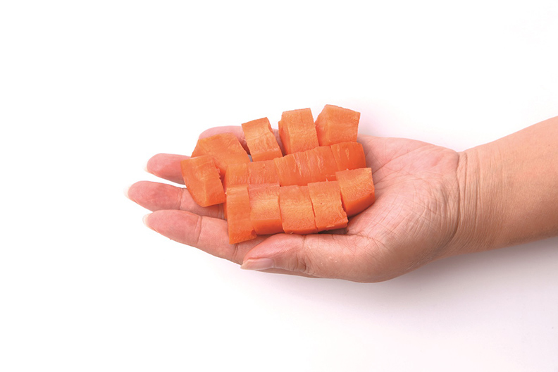 單手可捧胡蘿蔔塊≒70公克。