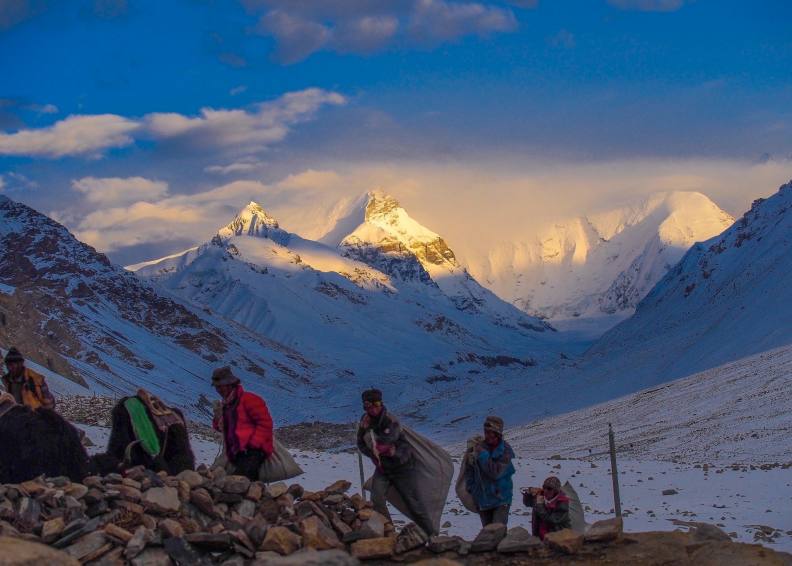 聖母峰下絨布寺,海拔5100公尺處拍攝;王宏任提供。