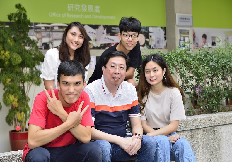 圖 / 勤益科大研發長宋文財教授(中) 學校以「教學創新與品保躍昇」、「發展學校特色」、「公共價值發展」，以及「善盡大學社會責任」四大面向深耕培育技職金匠人才 。