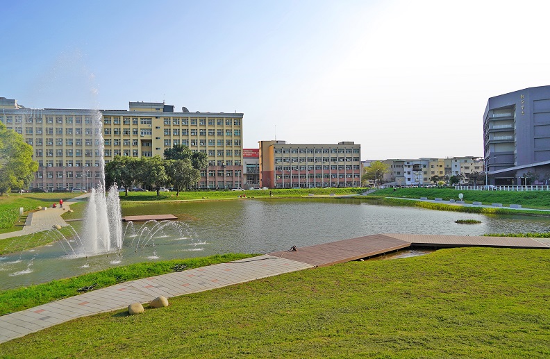 勤益科大「明秀湖」不僅有蓄洪功能，景色宜人，成為校園一景，也是許多攝影愛好者晨昏取景的聖地。