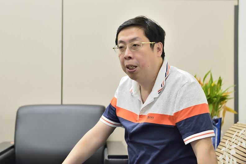 宋研發長表示，勤益的產學研發和他校最大的不同，是由校長先行組織團隊、拜訪近300家企業，瞭解企業端真實的需求，以及中小企業研發資金的困境。