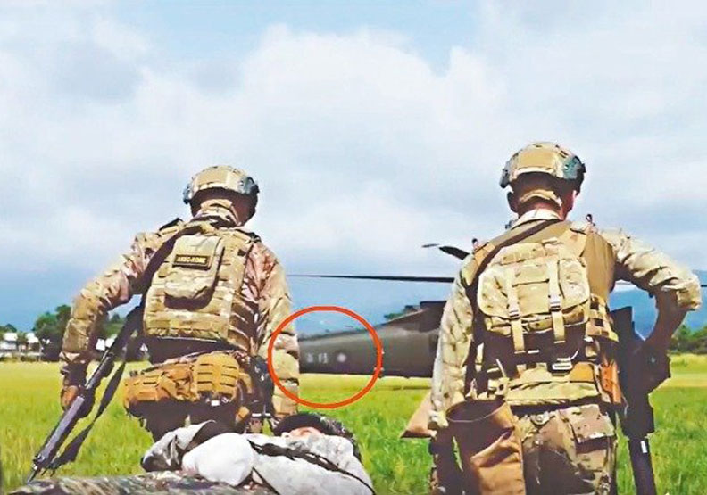 圖／美軍特戰第一總隊公布「EXCELLENCE」（卓越）部隊形象影片，片中直升機尾桁上「陸軍」與我國國徽（紅圈處）一閃而過。擷取自美軍特戰第一總隊官方臉書粉絲專頁