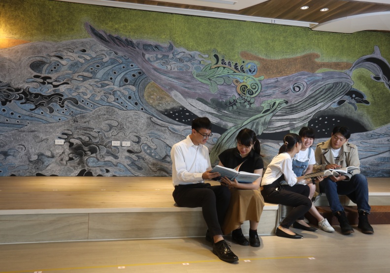 中山大學將通識教育中心改為西灣學院 ，強調跨域學習，並在圖書館設立創意實驗基地。