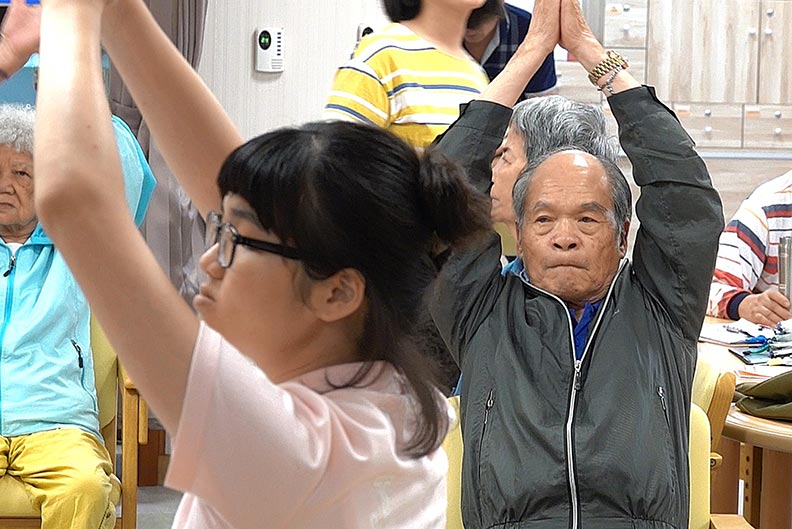 阿傳老先生(見圖),生活起居多數能自理,也能融入群體,對照服員的要求頗能配合。(黃子明攝)