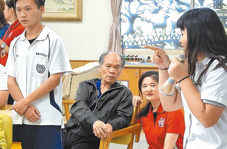阿傳老先生雖然失智,但生性開朗幽默的他,在日照中心仍然有好人緣。(黃子明攝)