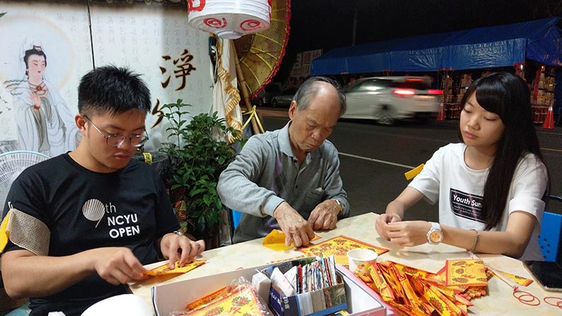 居住嘉義的阿傳老先生(中)近年出現失智徵兆,與他感情甚篤的妻子已在2019年3月去世,他在妻子靈前上香,但在日照中心,他仍會向照服員表示晚上要回家與老婆一起吃飯。(家屬提供)