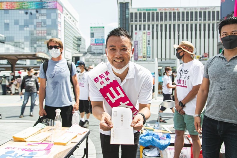 演藝圈出身的山本太郎,是較具知名度的小池挑戰者。圖片取自 令和新選組 臉書