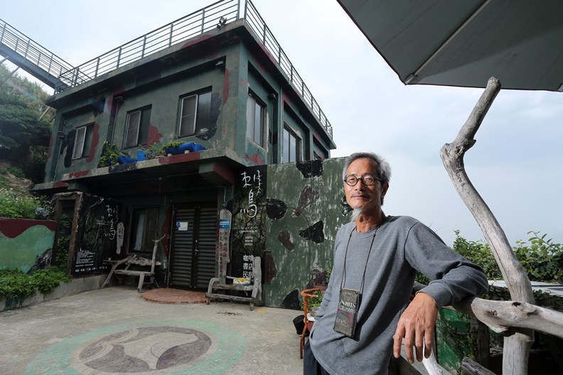 徒手改造刺鳥書店的曹以雄。