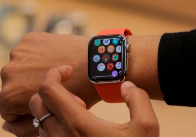 AI手機夯！接下來拚穿戴裝置？蘋果、三星誰比較實用？