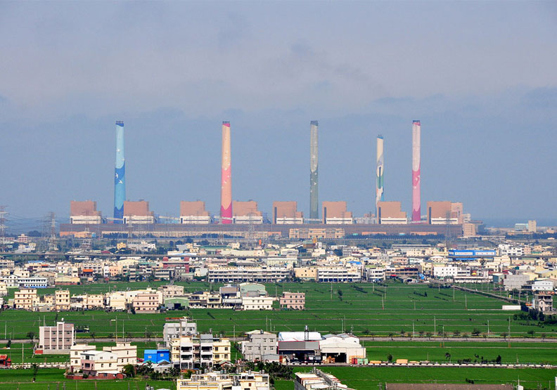 台中火力發電廠。Flickr by Mark Chang