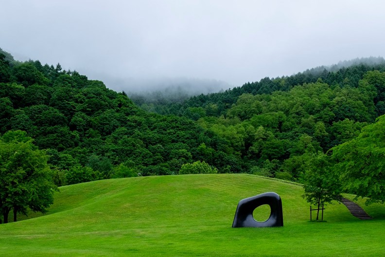 安田侃彫刻美術館善用校園原有的戶外美景。(圖片取自臉書)