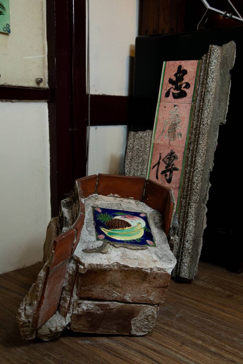 花磚博物館保存鑲嵌花磚的馬背，馬背為古厝屋脊上常見變化裝飾，來自台南學甲。池孟諭攝。