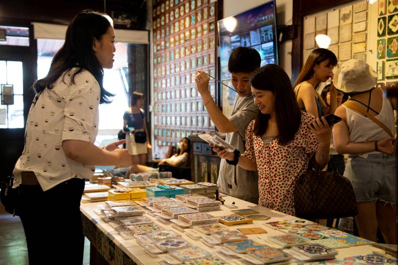 花磚博物館除館藏外，可體驗花磚DIY製作，及購買復刻花磚與周邊文創商品。池孟諭攝。