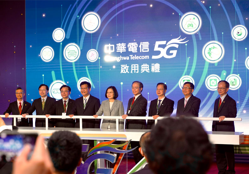 蔡英文總統領著官員一同宣布台灣正式啟用5G。賴永祥攝