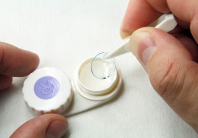 戴隱形眼鏡可以點眼藥水、生理食鹽水、人工淚液嗎？眼科醫師這樣說