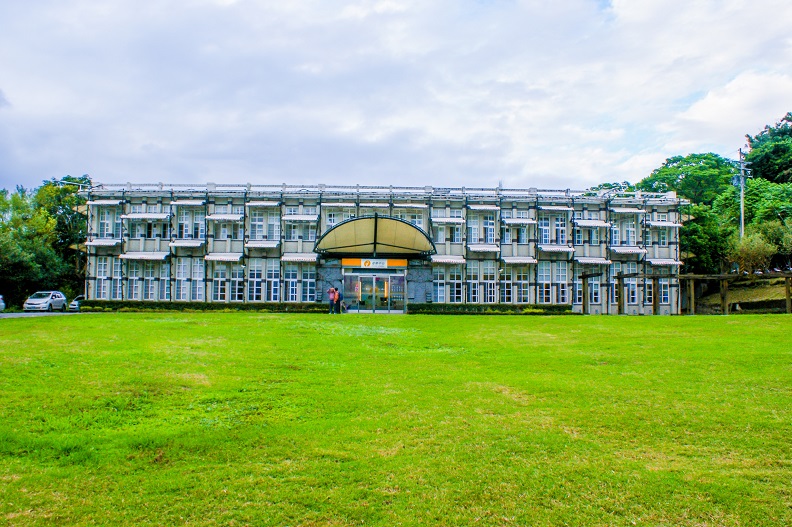 鶴岡遊客中心前方有遼闊美麗的草皮,吸引許多家庭親子、毛小孩共遊休憩。照片提供:花東縱谷國家風景區。