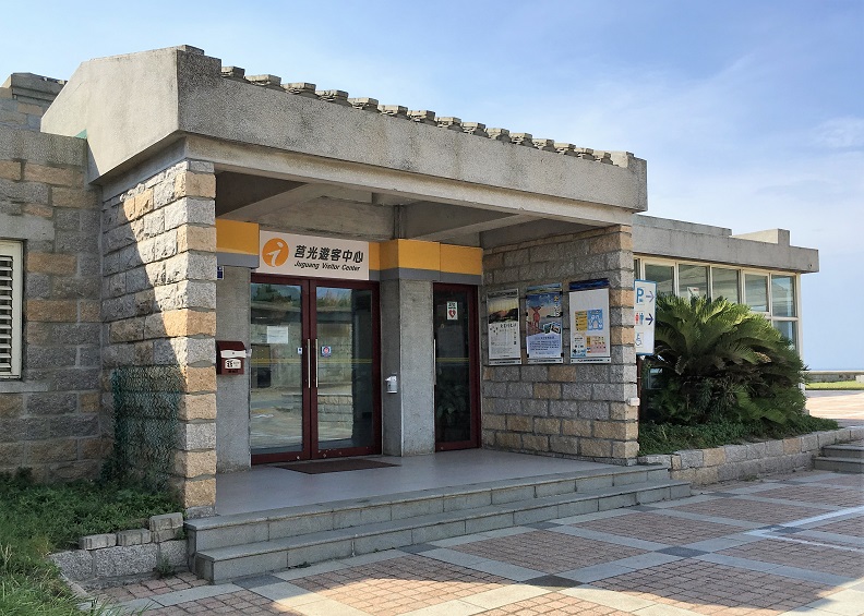 仿閩東建築的莒光遊客中心,加上面海面山擁有極佳視野,帶給旅人滿滿度假氣息,照片提供:馬祖國家風景區。