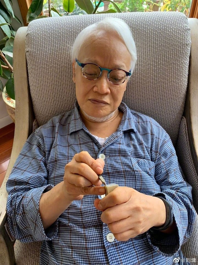 不能彎腰就靠著椅子刻圖章，換個方式，日子照樣有味。