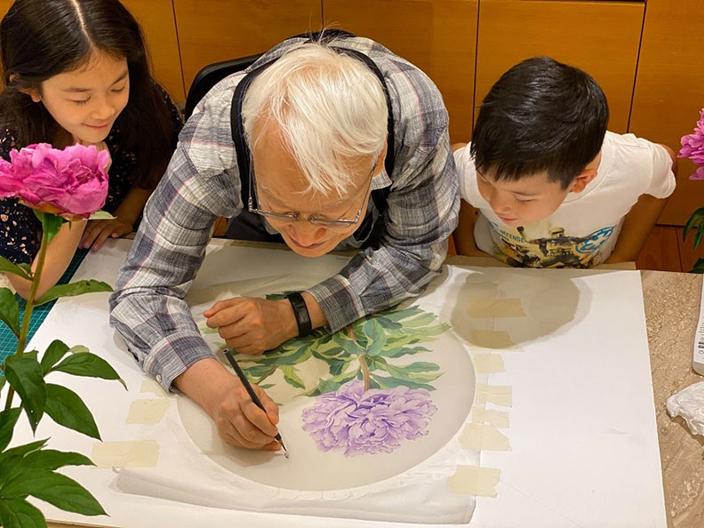 在台北畫室寫生時，有時孫女孫子一旁觀看，劉墉示範，「爺爺老歸老，還能畫蟲子的6隻腳呢。」