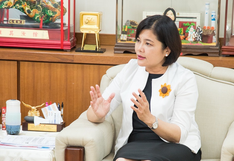 雲林縣長張麗善,與記者分享雲林縣民意優先的綠能政策規劃。