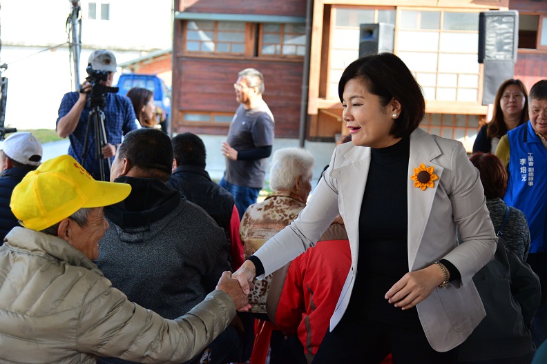 為了讓縣民朋友更了解縣府相關政策,雲林縣縣長張麗善親自與在地民眾進行溝通。