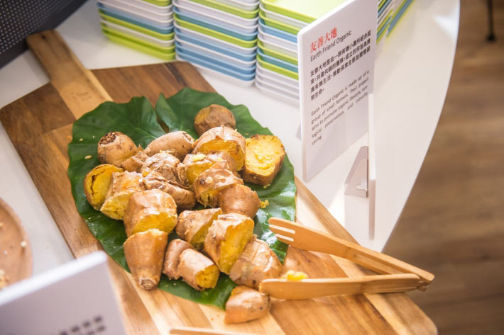 社企流活動中以葉子取代一次性承裝容器,盡力減少垃圾生成。來源:社企流