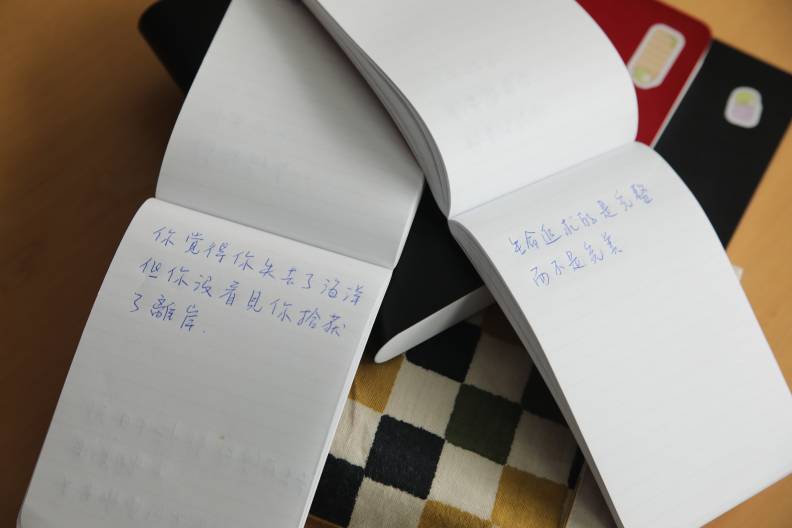 黃𨭎葹有勤抄佳句的習慣,也靠「蔓陀蘿思考法」,以放射線或螺旋式的思維邏輯,邊想邊記下。手抄本加起來,已有等身高。