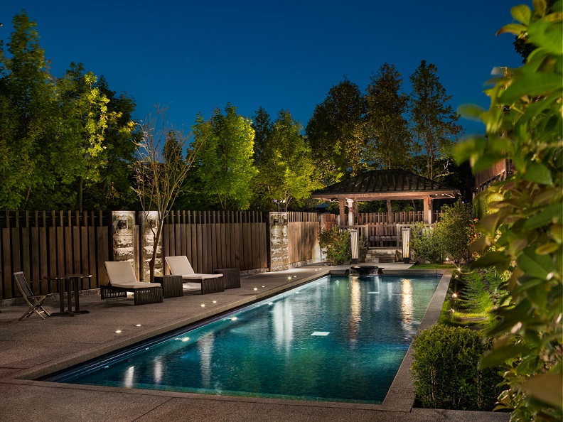 飯店內網紅熱門打卡景點—戶外風呂百坪大秘境泳池。