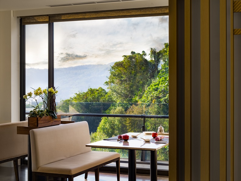 飯店餐廳「雍翠庭」環境安閒雅緻，270度三面環山的怡 　然景緻，白日雲天圍繞、夜晚時星月相伴，用餐時可讓人享受片刻的放鬆。