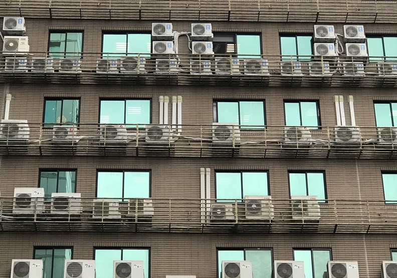 行政院放話兩年內中小學「人人有冷氣」，但電費誰來付？