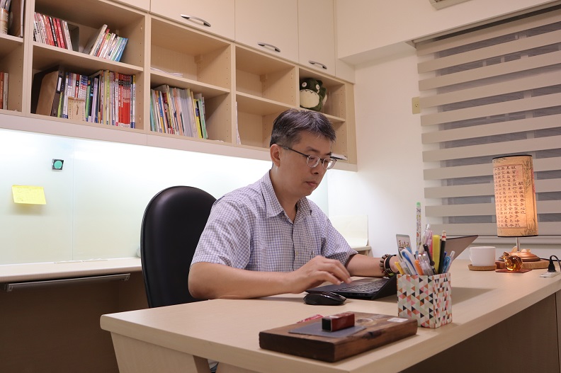 「獎金」是一種鼓勵，蔡敦浩老師把獎金用於研究室的經費；李慶芳把這份鼓勵用於自己的書房，取名「聯電居」並化為研究的能量。