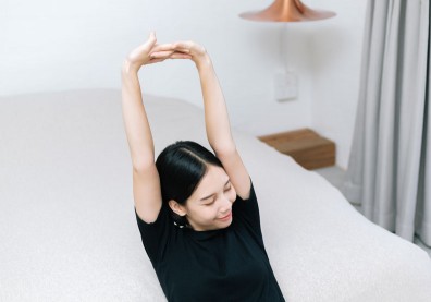 告別駝背、低頭圓肩！3穴位按摩＋簡易擴胸運動有效舒緩